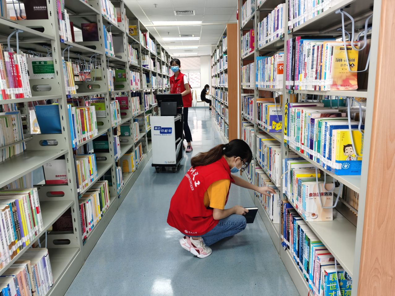 南山图书馆服务--每个周末和寒暑假文化义工在南山图书馆服务--20200808南山文化义工在南山图书馆阅览室图书上架、扫码服务.jpg